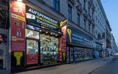 Schlüsseldienst-Rechnung mit Geldscheinen — Preisratgeber Wien