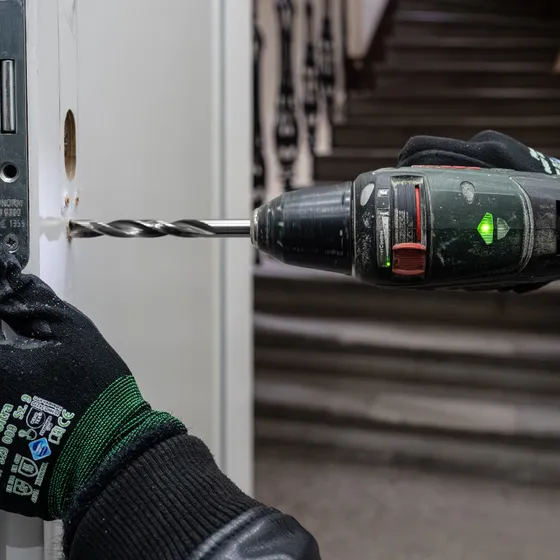 Herr Haimov bei der Montage eines Smart-Beschlags — Schlüsseldienst-Sofort Schlüsseldienst Wien