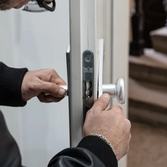 Herr Haimov Schlüsseldienst-Sofort Wien — schadenfreie Türöffnung im Wiener Altbau