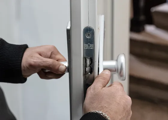 Schlüsseldienst-Sofort Wien öffnet eine Wohnungstür im Notfall — schadenfreie Aufsperrtechnik