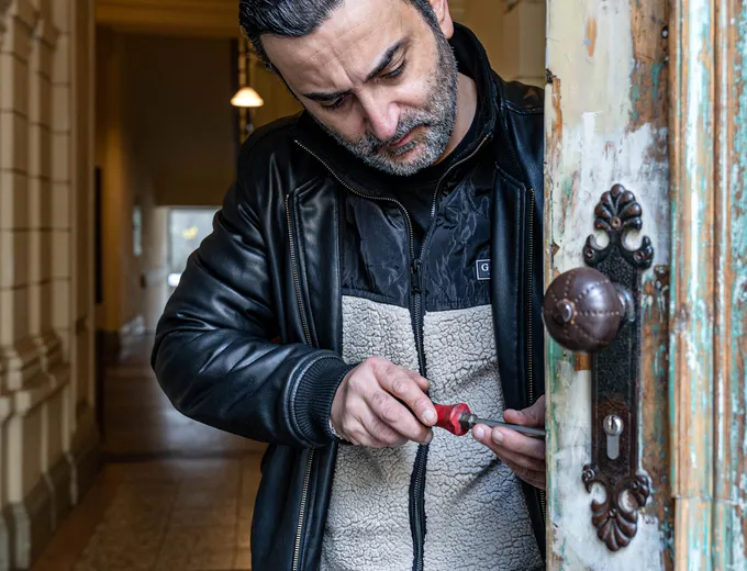 Herr Haimov, Schlüsseldienst Wien 1020 Leopoldstadt — Aufsperrdienst vor Gründerzeit-Wohnungstür im Karmeliterviertel